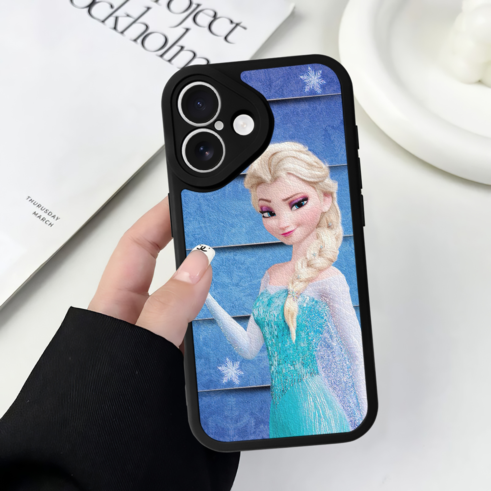 （画像用） アナと雪の女王 アンナ エルサ Frozen Anna Elsa 【iPhone 16シリーズ対応】シリコンスマホケース（レザー調） 材質：シリコン
